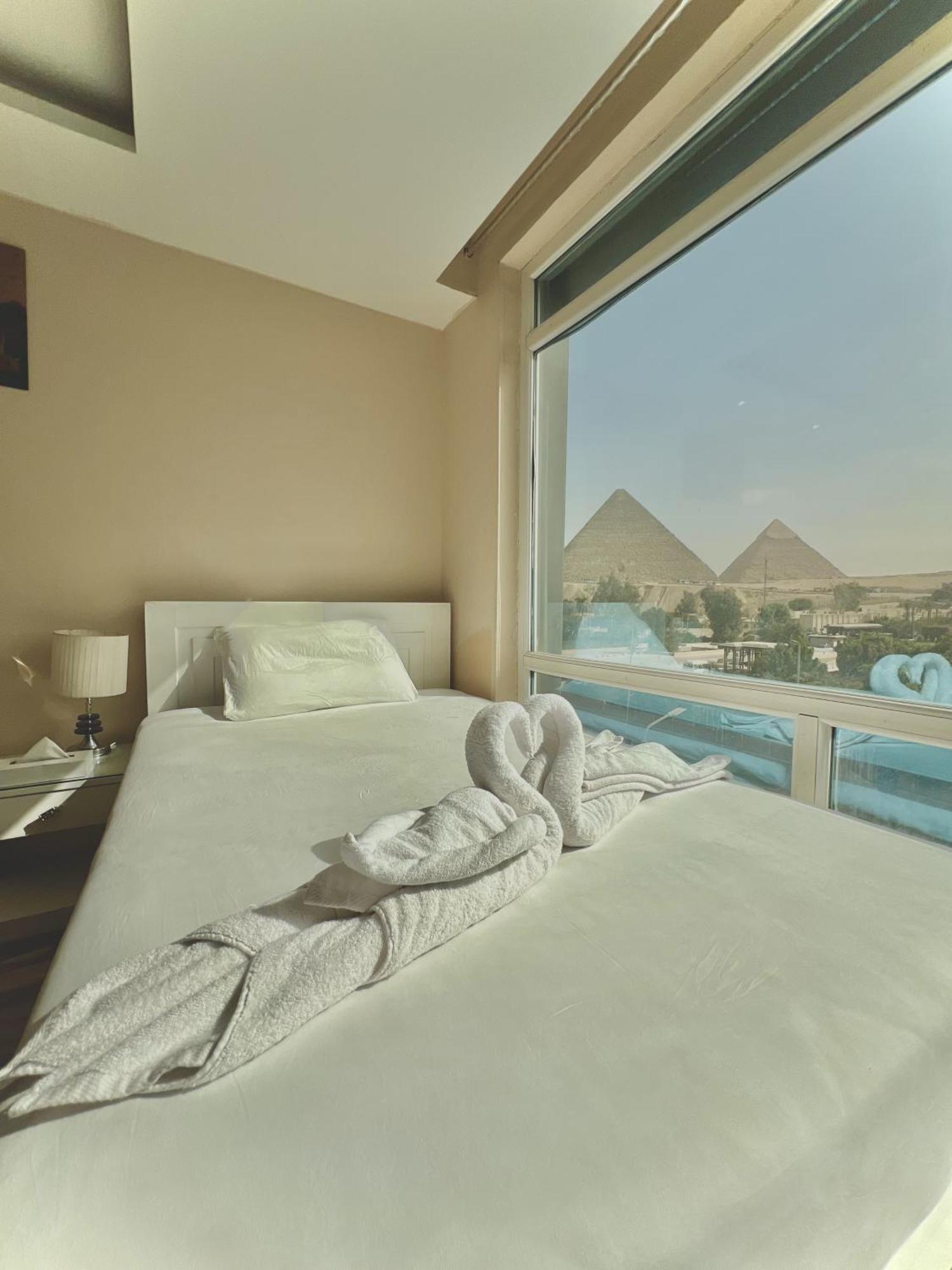 Turquoise Pyramids & Grand Egyptian Museum View Hotel Kafret el-Gabal Kültér fotó