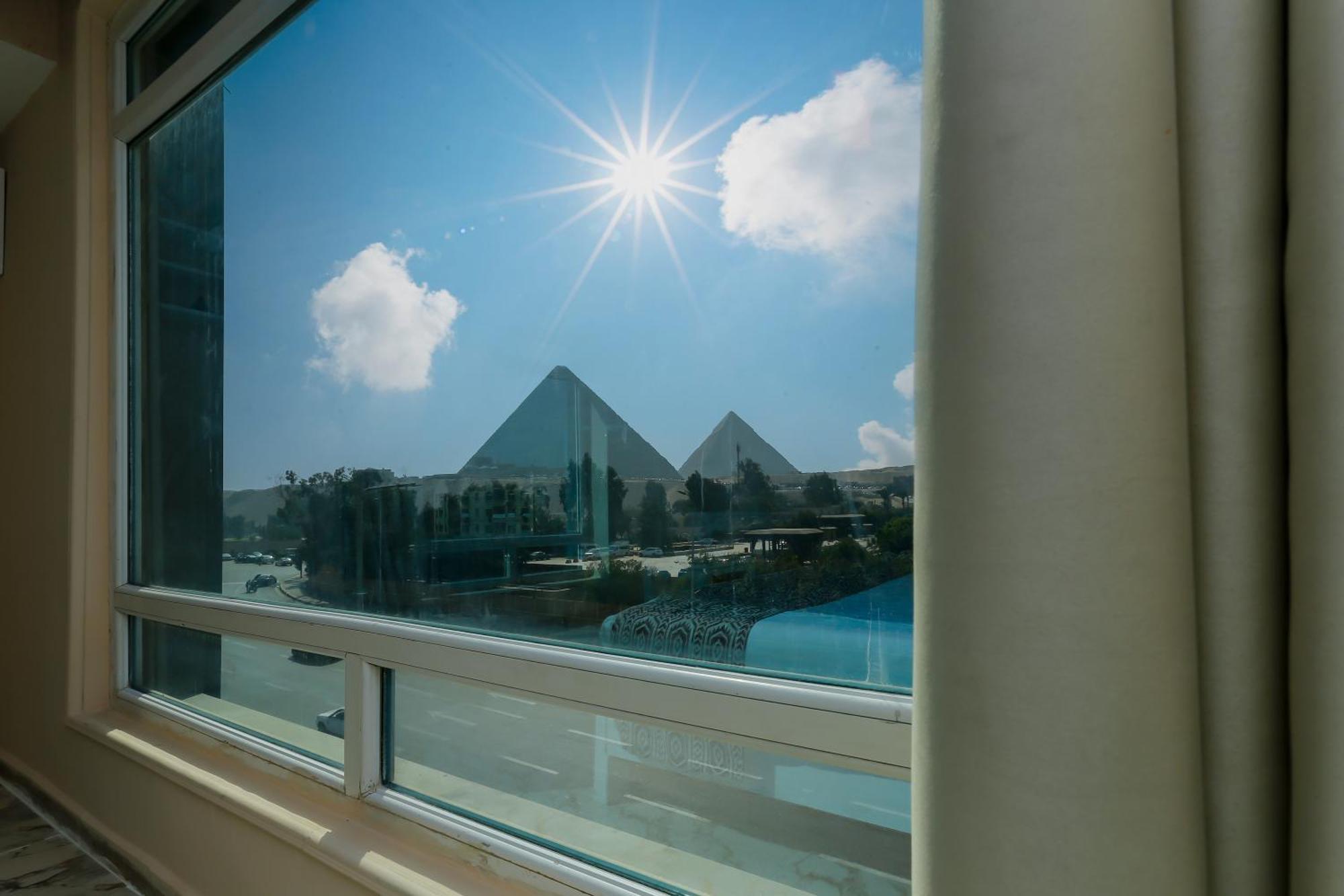 Turquoise Pyramids & Grand Egyptian Museum View Hotel Kafret el-Gabal Kültér fotó
